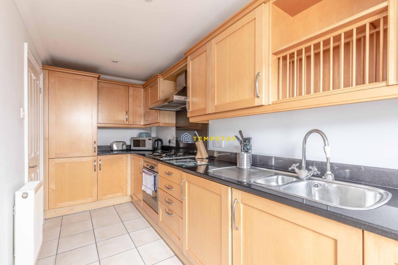 Perfect Spot In Central Windsor & Free Parking! Exterior photo