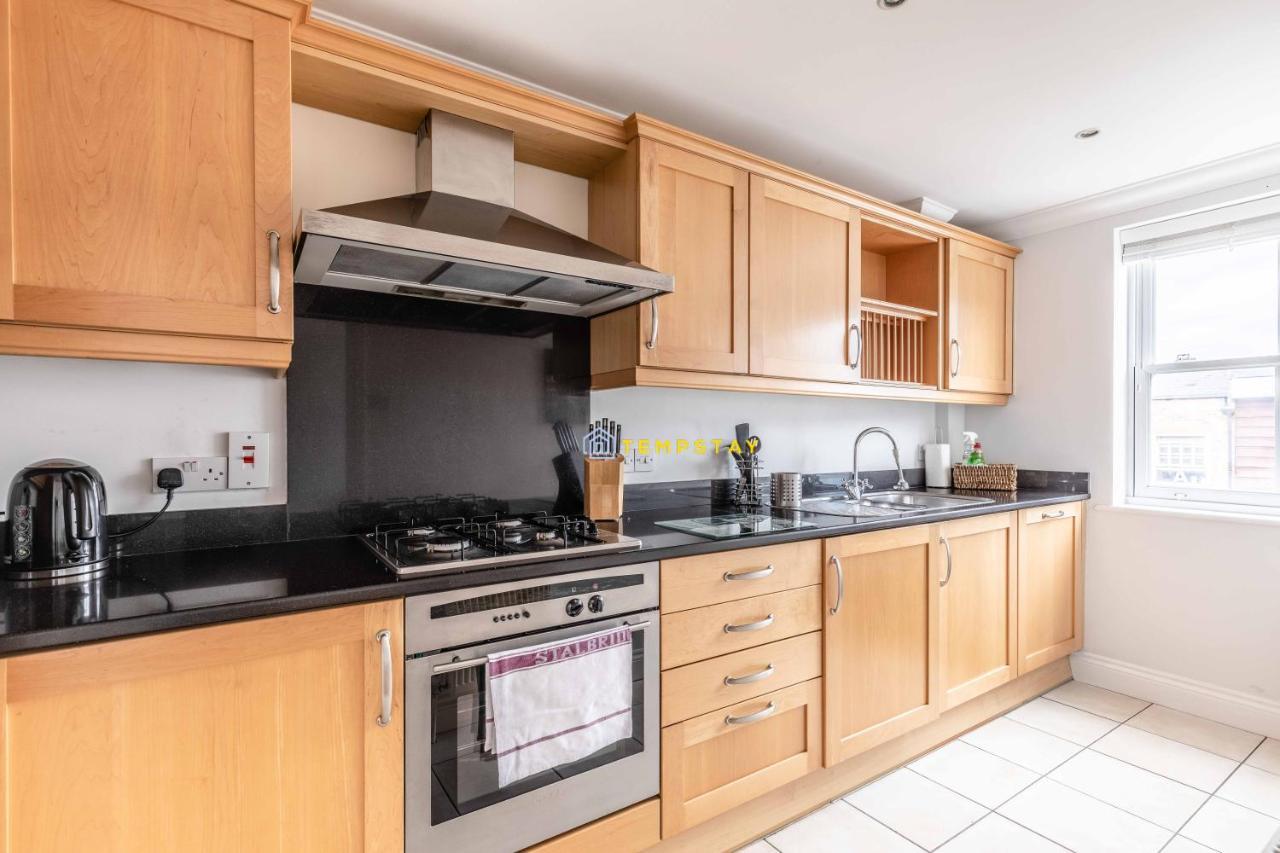 Perfect Spot In Central Windsor & Free Parking! Exterior photo