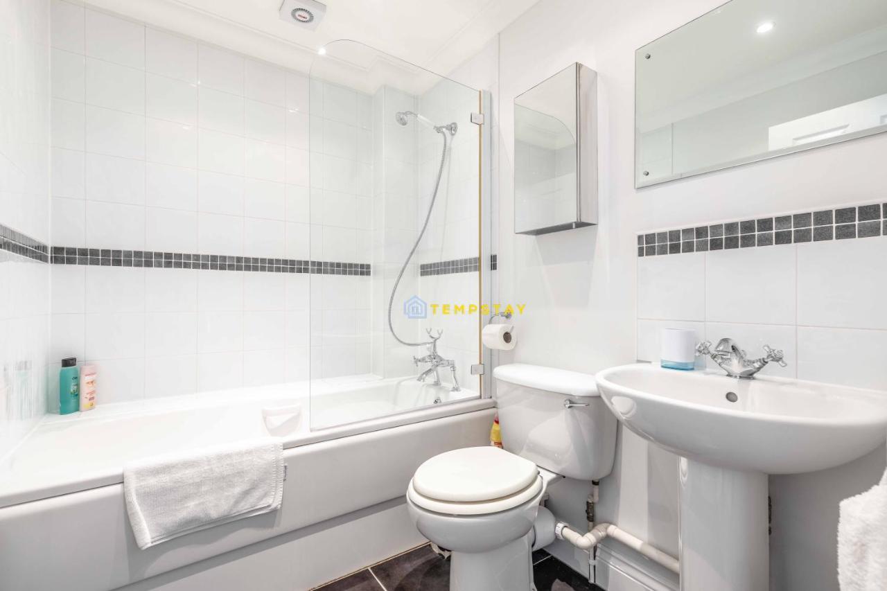 Perfect Spot In Central Windsor & Free Parking! Exterior photo
